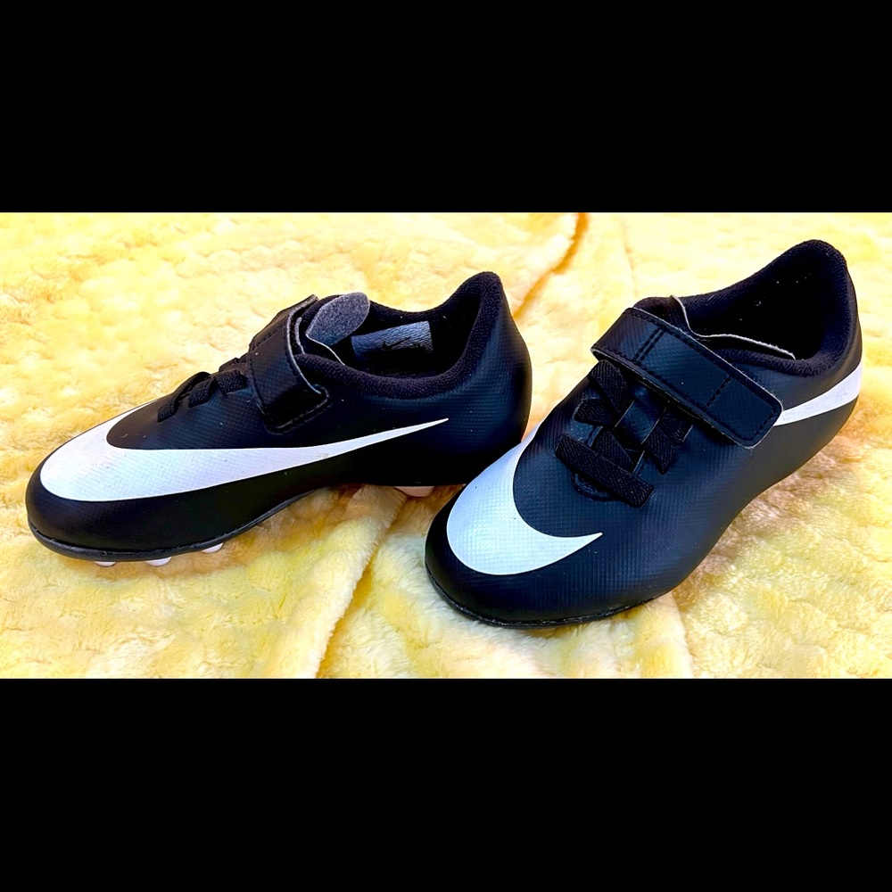 Nike Bravata Kids Soccer Cleats-Size 10-Unisex